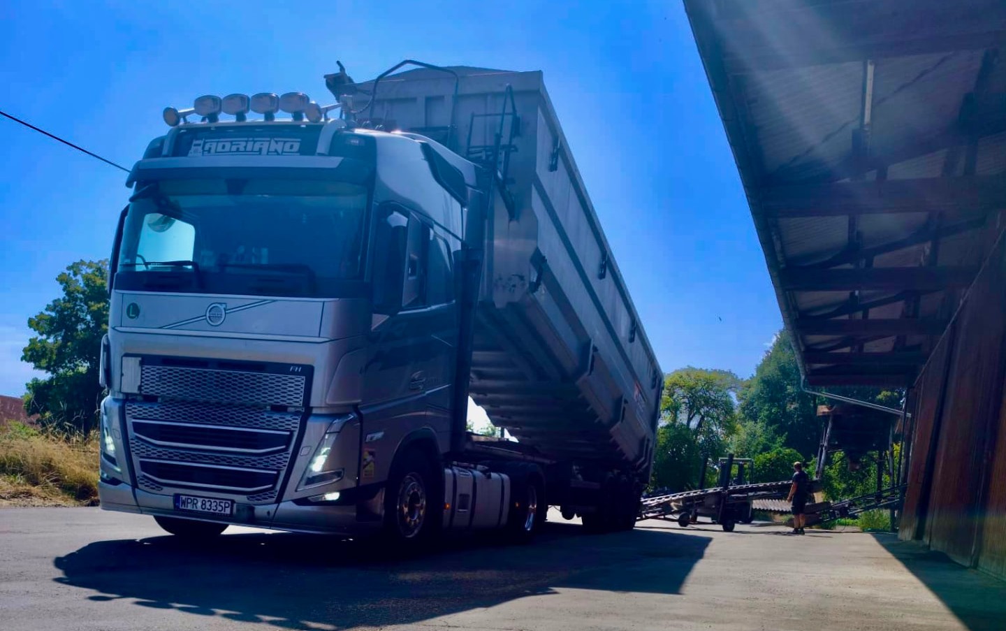 Volvo FH ADRIANO z naczepą wywrotką podczas rozładunku kruszywa