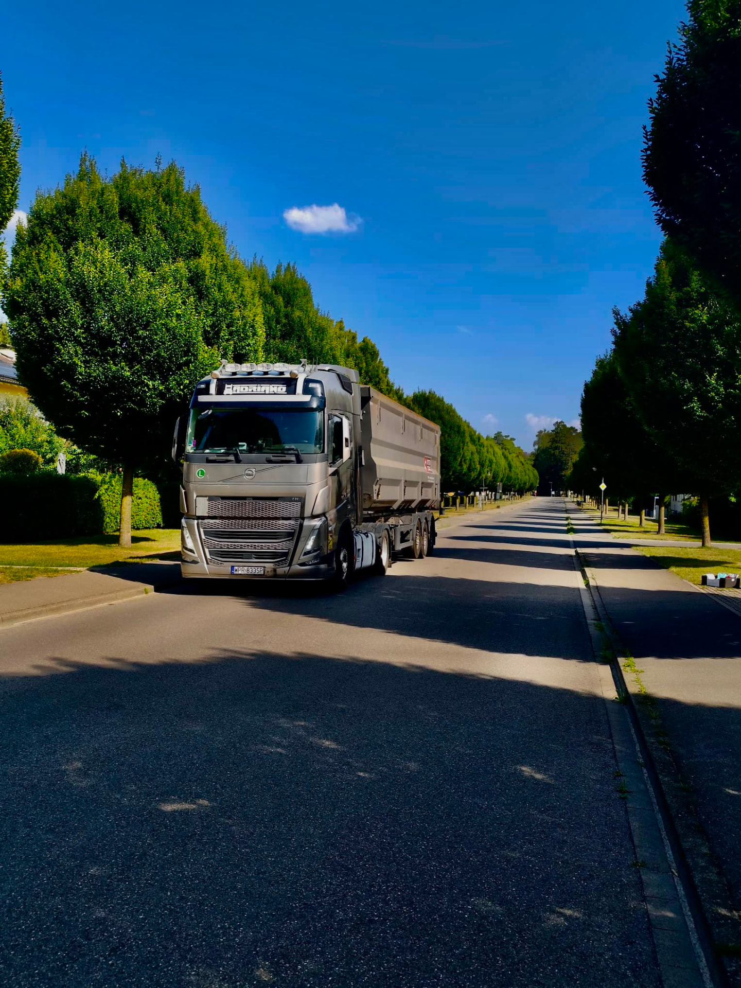 Volvo FH z naczepą wywrotką w trasie — transport wywrotkami