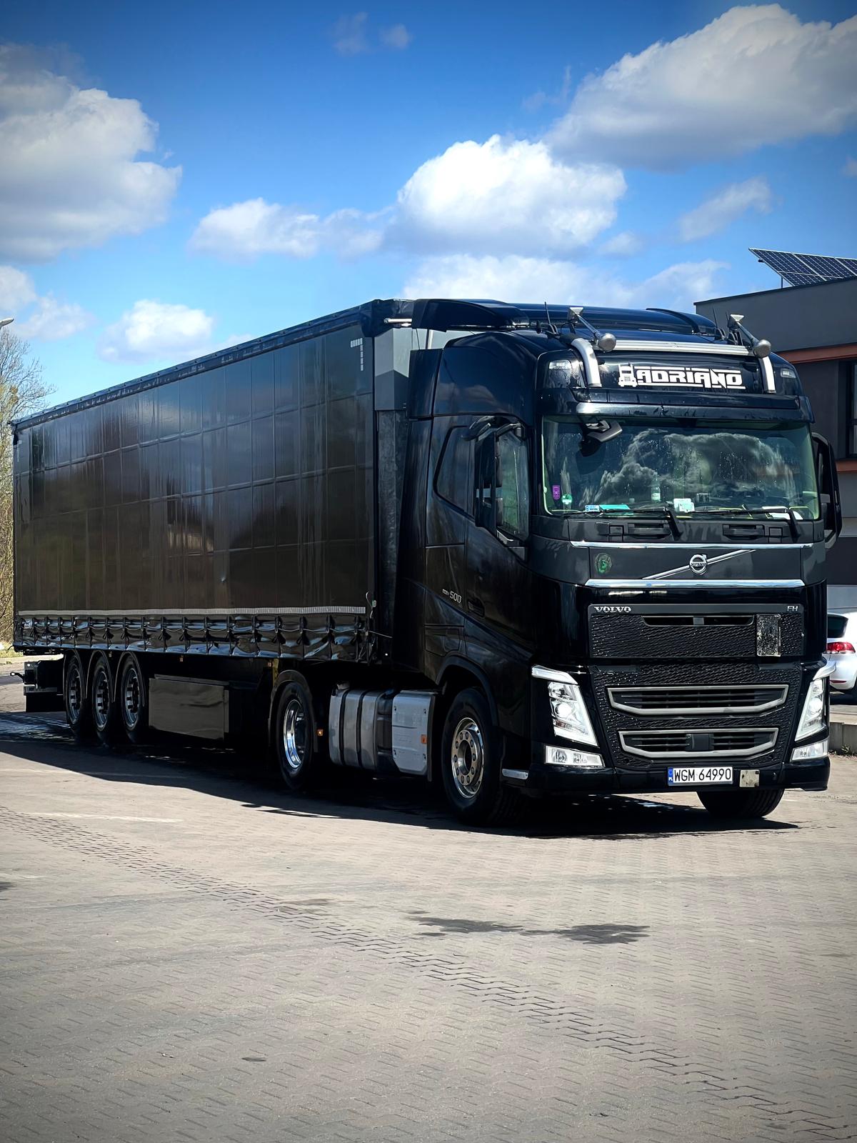 Volvo FH z naczepą firanką
