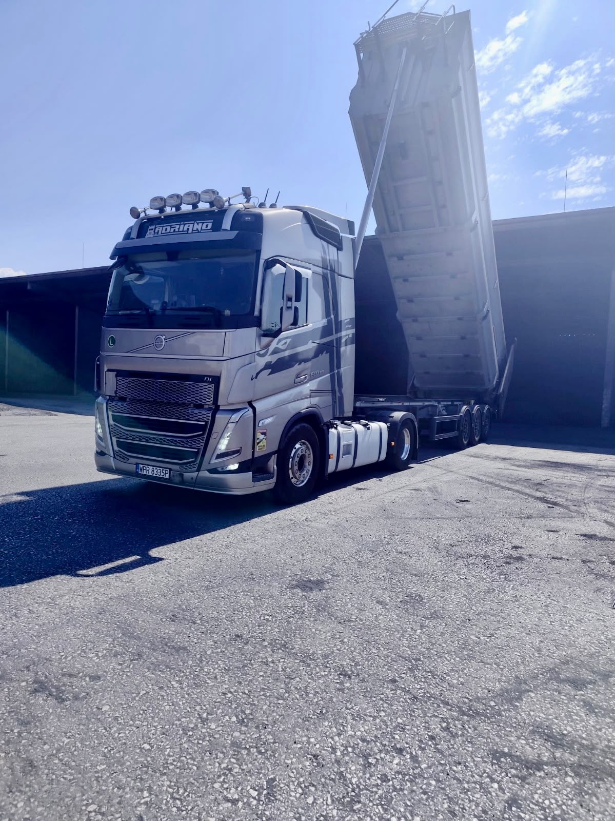 Volvo FH ADRIANO z podniesioną naczepą wywrotką — kruszywa i materiały sypkie